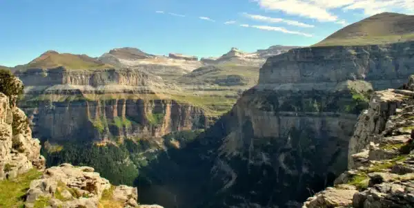 Panorámica del cañón de Ordesa desde sus miradores, con estratos rocosos y vegetación.