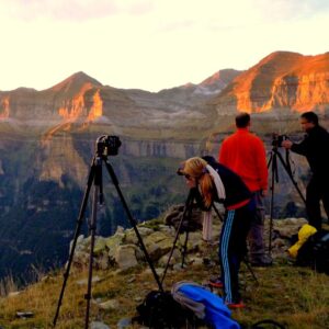 Fotógrafos con trípodes captan la luz dorada del Valle de Ordesa en el Mirador del Rei