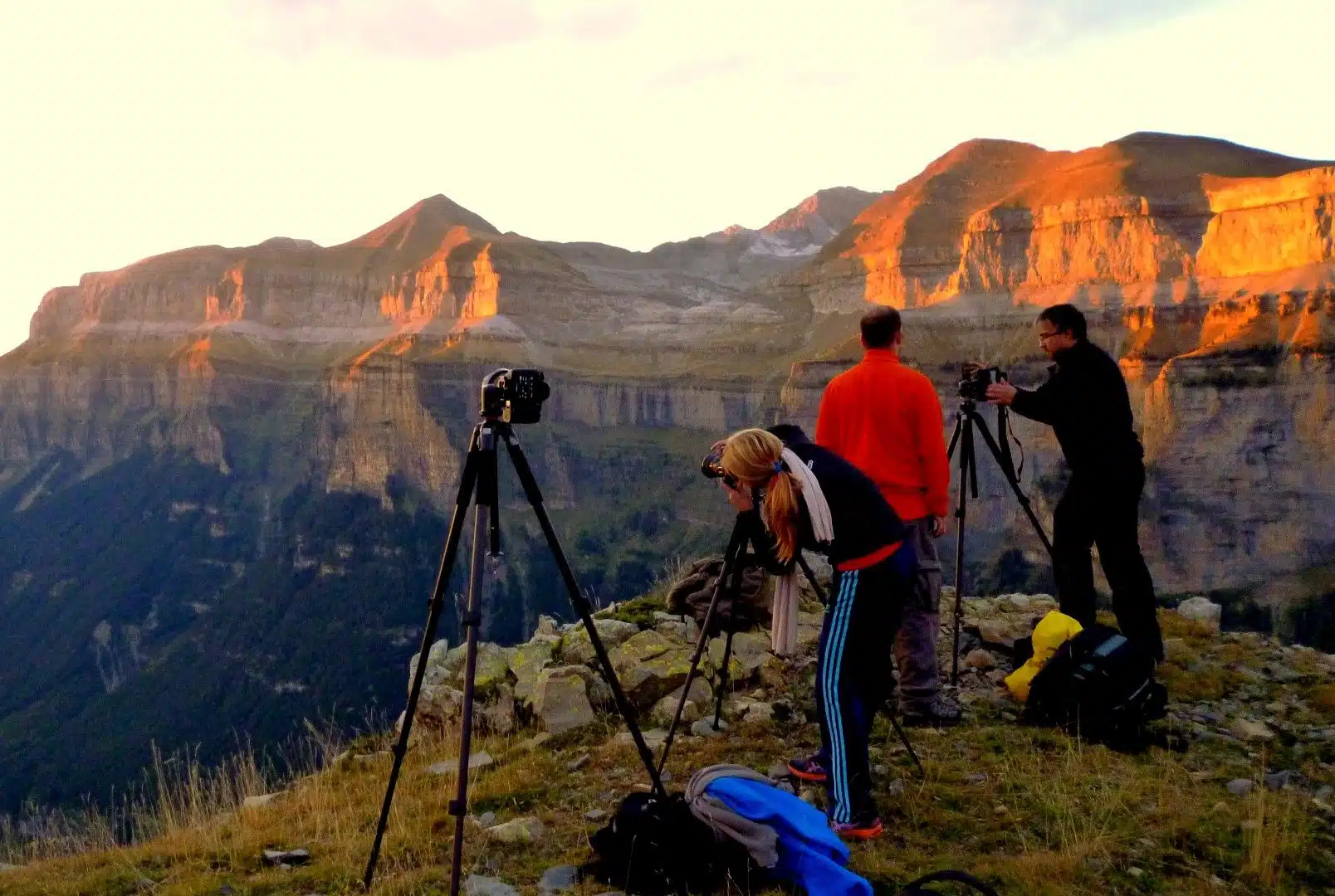 Fotógrafos en los Miradores de Ordesa Fotógrafos con trípodes captan la luz dorada del Valle de Ordesa en el Mirador del Rei