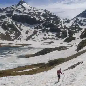 Montañero en nieve ante cumbres del Pirineo en los Miradores de Ordesa