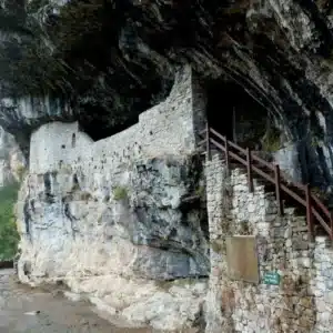 Pasarela y escaleras de piedra bajo roca caliza en los Miradores de Ordesa