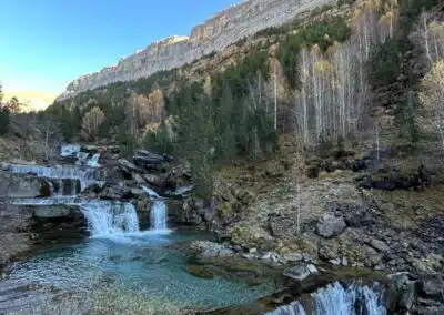 Cascadas Gradas de Soaso turquesas del Valle de Ordesa bajo acantilados del Pirineo aragonés