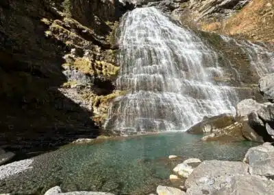 Cascada de la cola de caballo y poza turquesa en los Miradores de Ordesa, Pirineos