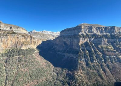 Cañón de Ordesa en Pirineos con acantilados, bosques y cumbres nevadas